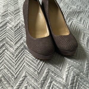 Purple suade snakeskin Rockport.   Almost like new.